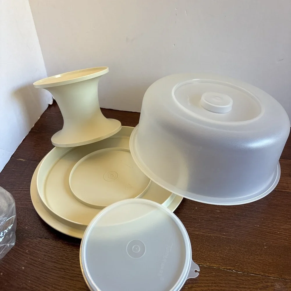 4 pc Round Tupperware Cake Keeper Taker 1710-2, Punch Bowl, 1695-2 ,Veg/ Dip New